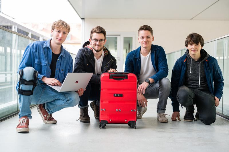 Die Studenten Nick Kempel, Joshua Arens, Joshua Summa und Till Mertin (v.l.n.r.) von der Universität des Saarlandes bauen einen intelligenten Koffer, der das Reisen künftig stressfreier machen soll. 