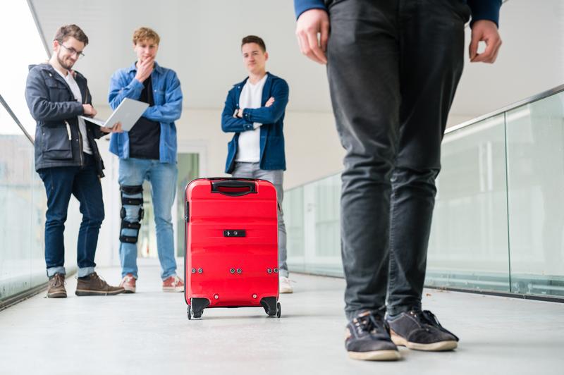 Ein Koffer, der seinem Besitzer automatisch folgt: Mit ihrem Prototyp nehmen die Studenten Joshua Arens, Nick Kempel, Joshua Summa (v.l.) und Till Mertin ab 28. Oktober am Cosima-Wettbewerb teil.