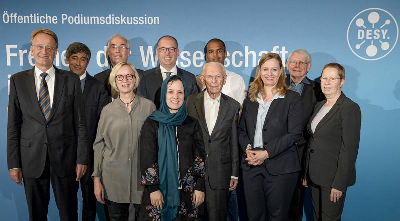 Gruppenfoto der Diskussionsteilnehmer.