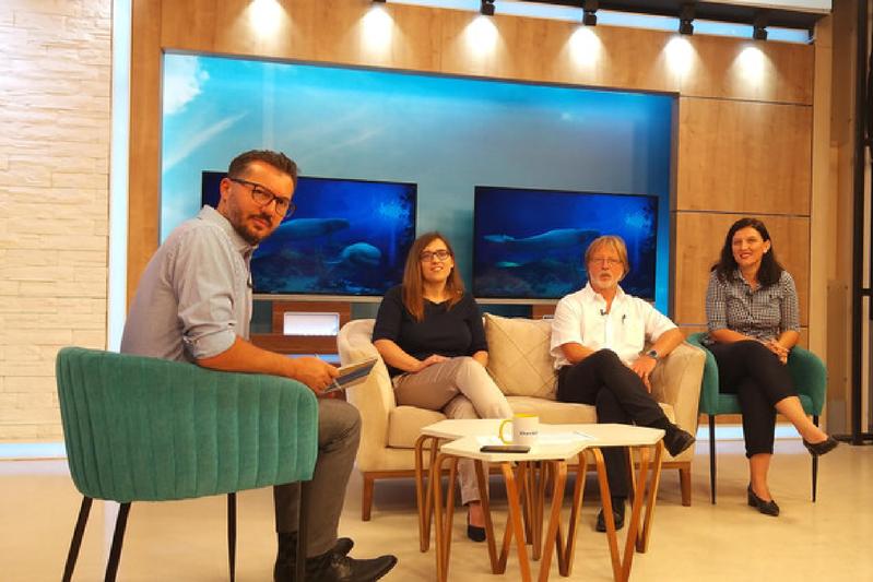 Interview im Studio des lokalen Fernsehsenders RTK, Pristina: Eva Nefen (2.v.li) und Prof. Dr. Rainer Busch (3.v.li)