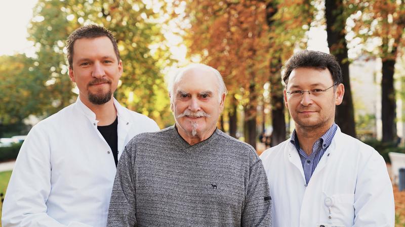 Herzchirurg Dr. med. Felix Hennig (links), Kardiologe Prof. Dr. med. Sebastian Kelle und Patient Lothar Boltzt