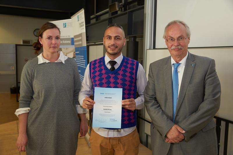 Von links: Anne Quander (Leiterin International Office der Hochschule Koblenz), Preisträger Khalil Raslilo und Prof. Dr. Kristian Bosselmann-Cyran (Präsident der Hochschule Koblenz)