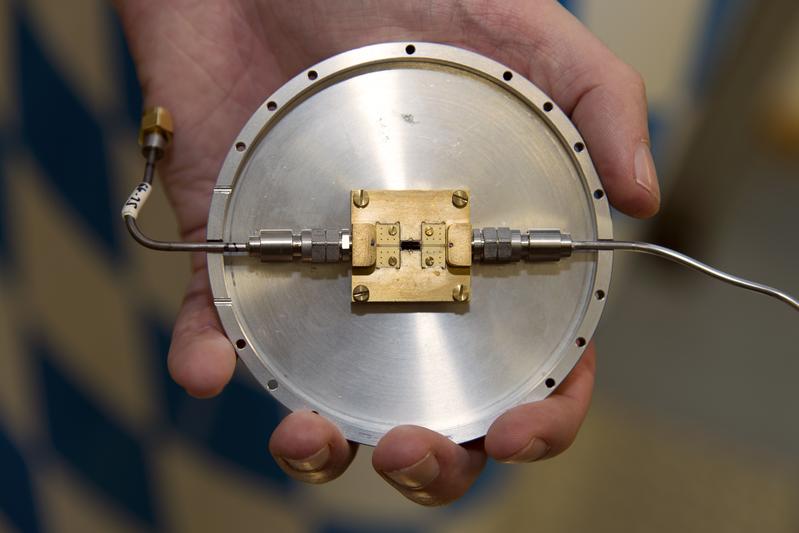 Am Walther-Meissner-Institut (WMI) entwickelter Quantenschaltkreis, mit dem verschränkte Mikrowellen-Zustände erzeugt werden können.