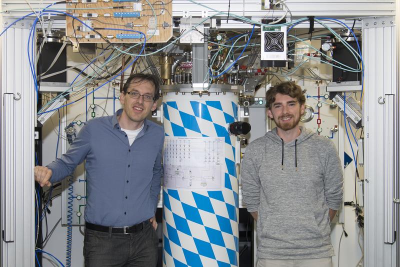 First author Stefan Pogorzalek (r) and co-author Dr. Frank Deppe with the cryostat, in which they have realized a quantum LAN for the first time. 