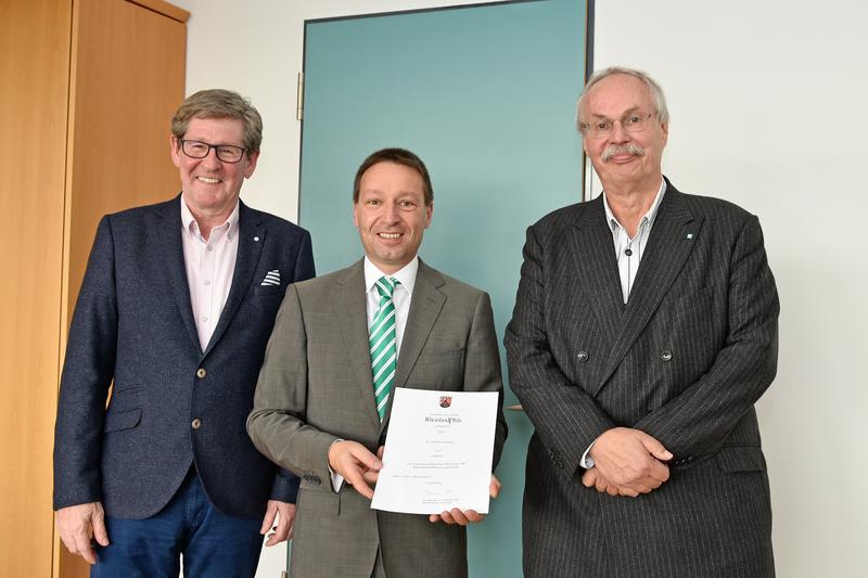 Von links. Prof. Dr. Günter J. Friesenhahn (Dekan des Fachbereichs Sozialwissenschaften), Prof. Dr. Wolfram Schulze und Prof. Dr. Kristian Bosselmann-Cyran (Präsident der Hochschule Koblenz.