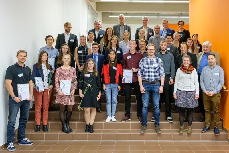 Stipendiaten und Förderer sowie Rektor Steffen Teichert und Prorektor Andreas Schleicher (obere Reihe v. li.) am 23. Oktober bei der Stipendienfeier