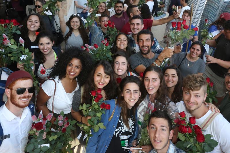 Botschafterinnen und Botschafter für den Frieden: Aktivistinnen und Aktivisten von Tag Meir bei bei einer Verteilaktion von Rosen in Jerusalem.
