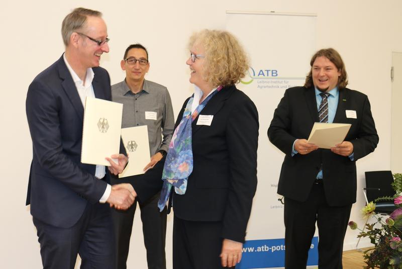 Dr, Christine Natt (BLE) überreicht den Förderbescheid an ATB-Wissenschaftler Dr.-Ing. Oliver Schlüter