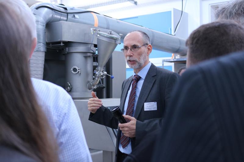 Dr. Jörg Ehlbeck demonstriert im Technikum des ATB die Plasmaanlage aus einem weiteren gemeinsamen Projekt (3Plas, Förderung: BMEL)