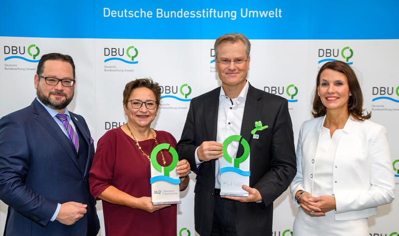 DBU-Umweltpreisträger Reinhard Schneider (r.) und Prof. Dr. Ingrid Kögel-Knabner (l.) mit der DBU-Kuratoriumsvorsitzenden Rita Schwarzelühr-Sutter und DBU-Generalsekretär Alexander Bonde.