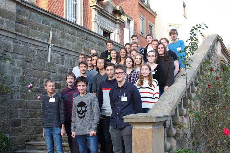 Teilnehmerinnen und Teilnehmer der Fraunhofer-Talent-School 2019 am Fraunhofer-Institutszentrum Schloss Birlinghoven.