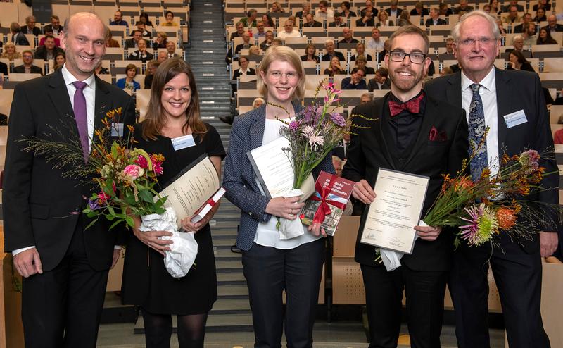 Unibund-Vorsitzender Prof. Dr. Arnulf Quadt mit den Preisträgern Dr. Johanna Eckert, Dr. Maren Elisabeth Schwab und Dr. Helge Mißbach und dem Laudator Prof. Dr. Hans-Christian Hofsäss (von links).