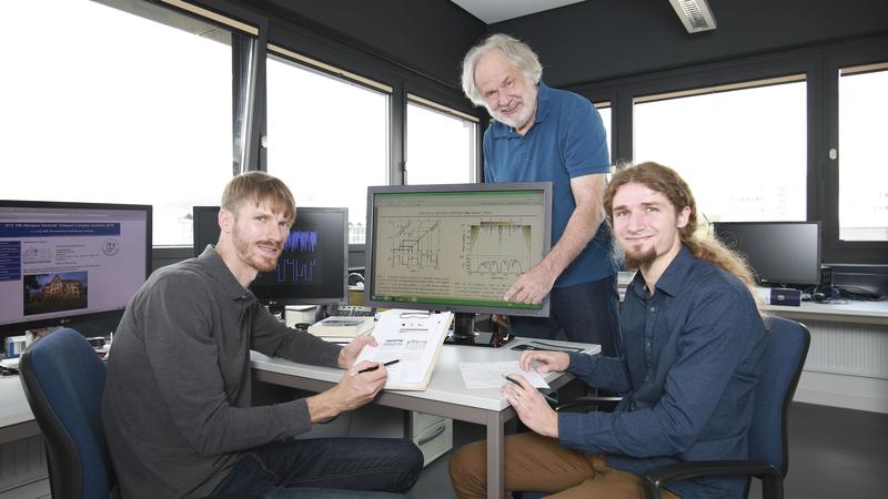 Prof. Dr. Günter Radons (M.), Dr. Andreas Otto (l.) und David Müller gehen an der TU Chemnitz dem Chaos auf den Grund. 