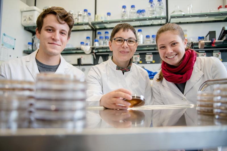 Jan Breuer, Minou Nowrousian und Ramona Lütkenhaus (von links) erforschen die Genetik von Pilzen.