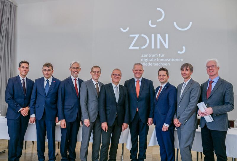 v.l.n.r.: Dr. Brinkmann (GF ZDIN), Direktorium bestehend aus Prof. Vietor, Prof. Denkena, Prof. Hertzberg, Prof. Nebel (Vorsitzender), Minister Thümler, Prof. Lehnhoff, Prof.  Yahyapour, Prof. Nejdl