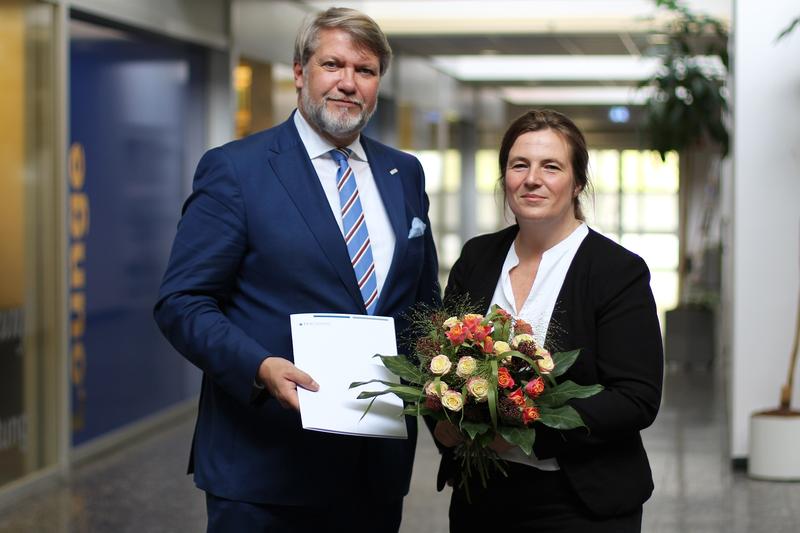 Prof. Dr. Frank Albe gratuliert Prof. Dr. Annette Conzelmann zu ihrer Ernennung.