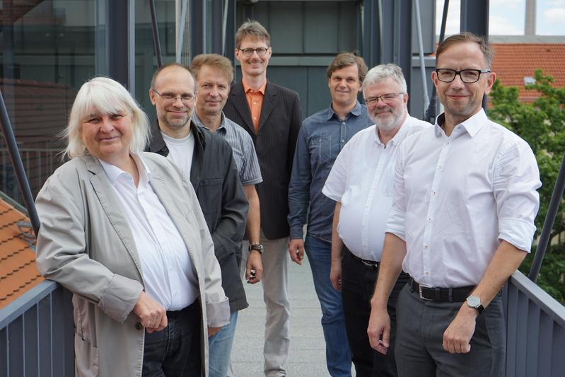 Die Gründungsmitglieder des IDLL (v.l.n.r.): Prof. Gabriele Hooffacker, Prof. Karsten Weicker, Prof. Uwe Kulisch, Prof. Ulrich Nikolaus, Prof. Jochen Merker, Prof. Klaus Hering, Prof. Mathias Rudolph