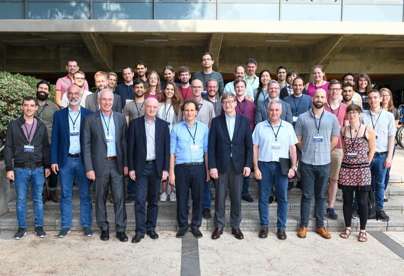 Organisatoren und Teilnehmer bei der feierlichen Eröffnung der International Helmholtz-Weizmann Research School for Multimessenger Astronomy.