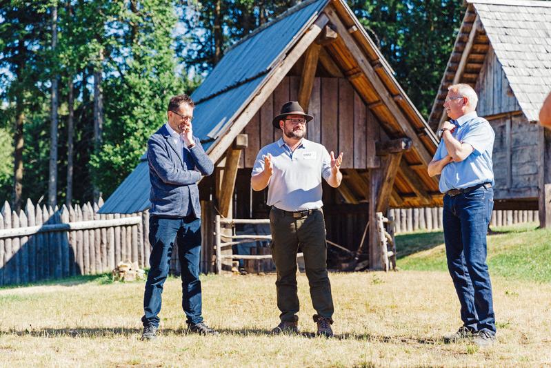 Saarlands Umweltminister Reinhold Jost (l.), DBU-Generalsekretär Alexander Bonde (M.) und Dr. Franz-Josef Barth (Bürgermeister Nonnweiler) zu Besuch im Keltenpark.