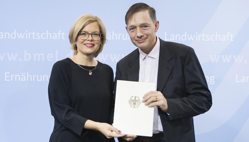 Bundeslandwirtschaftsministerin Julia Klöckner überreichte in Berlin den Förderbescheid über 1,2 Millionen für das Projekt 'Diabek' an Prof. Dr. Patrick Noack.