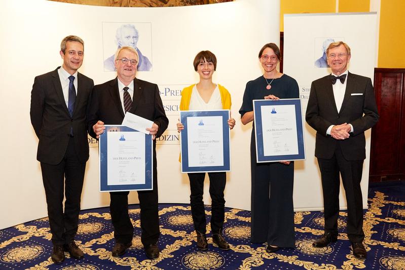 Verleihung Hufeland-Preis, v.l.n.r. Timmy  Klebb (Dt. Ärzteversicherung), Prof. Eckhard Breitbart (ADP), Dr. Nadja Seidel, Dr. Friederike Stölzel (NCT/UCC), Prof. Erland Erdmann (Hufeland-Stiftung)