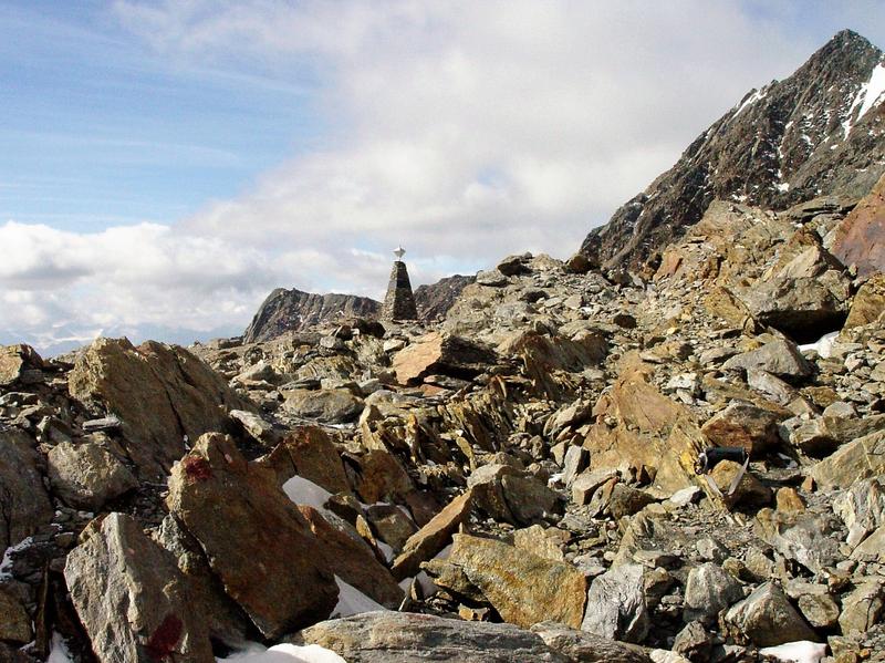 Die Fundstelle von Ötzi auf dem Tisenjoch mit einem Denkmal für die Eismumie, Blick Richtung Süden.