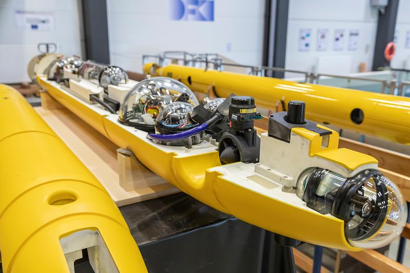 Das autonome Unterwasserfahrzeug DeepLeng liegt mit geöffneter Hülle in der Unterwasser-Explorationshalle am Robotics Innovation Centers des DFKI in Bremen.