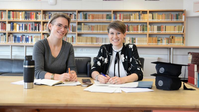 Natalie Tröller und Camilla Haake von der Hochschulgruppe „DocColloq“ organisieren die 1. Interdisziplinäre Graduiertenkonferenz an der Universität Trier.