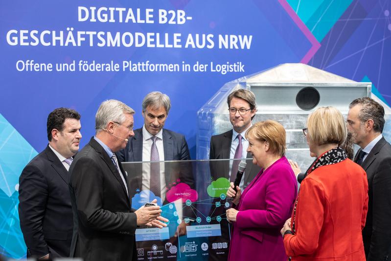 Prof. Michael ten Hompel zeigt Bundeskanzlerin Dr. Angela Merkel, NRW-Ministerpräsident Laschet und den Bundesministern Karliczek, Scheuer und Heil die Plattformökonomie der Zukunft.