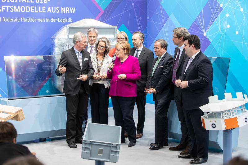 Prof. Michael ten Hompel zeigt Bundeskanzlerin Dr. Angela Merkel, NRW-Ministerpräsident Laschet und den Bundesministern Karliczek, Scheuer und Heil die Plattformökonomie der Zukunft.