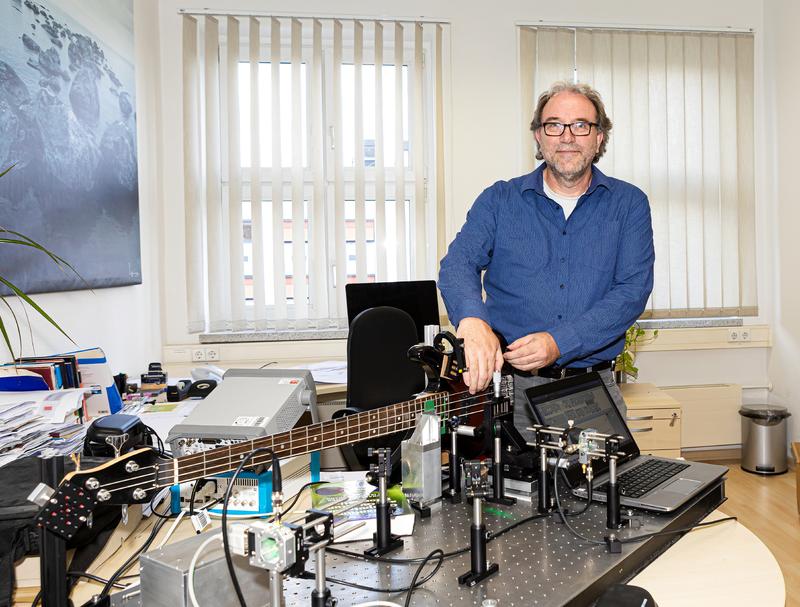 Prof. Dr. Jan Meijer forscht mit einem roten Diamanten.