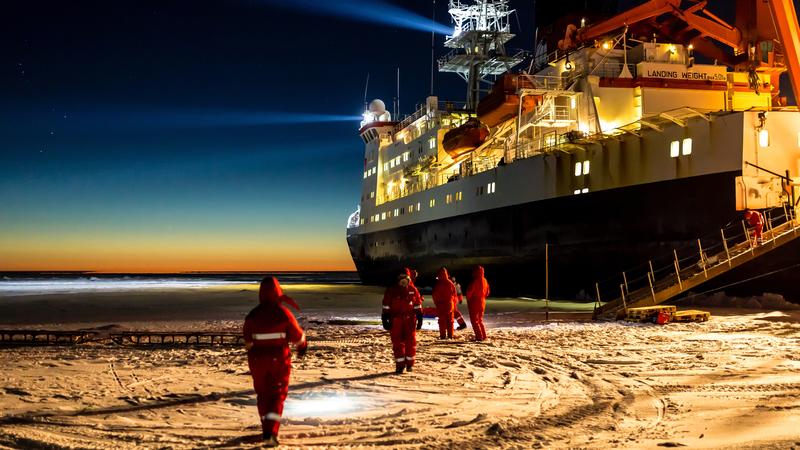 SEA CHANGES wirft Schlaglichter auf die Wechselwirkungen zwischen Mensch und Meer im Spannungsfeld von Forschung, Wissenschaft und Schifffahrt. 