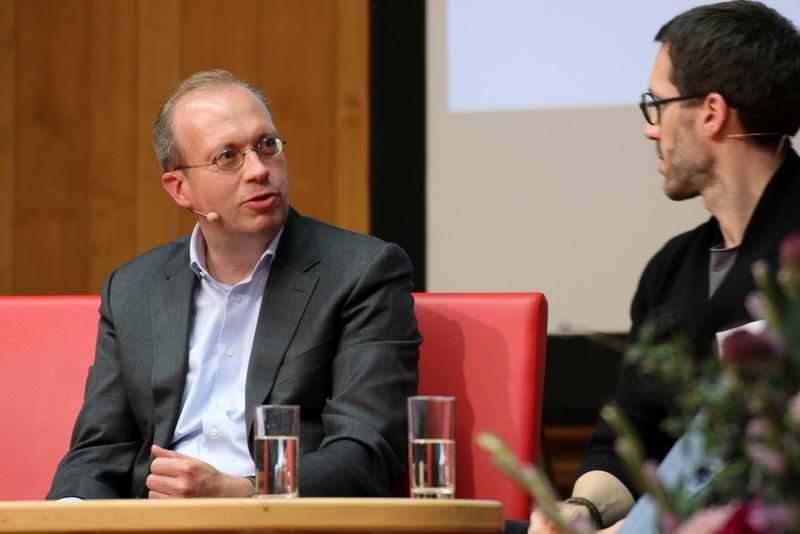 Die Positionierung stellt im technologischen Wandel für Banken das größte Risiko dar, sagt Commerzbank-Vorstand Jörg Hessenmüller (links) auf dem Dialogforum an der HWR Berlin.