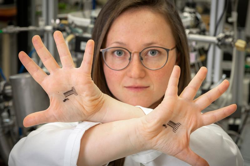 Katrin Unger, researcher at the Institute of Solid State Physics at TU Graz, works on polymer materials. She develops removable tattoo sensors to determine the acid content of the skin