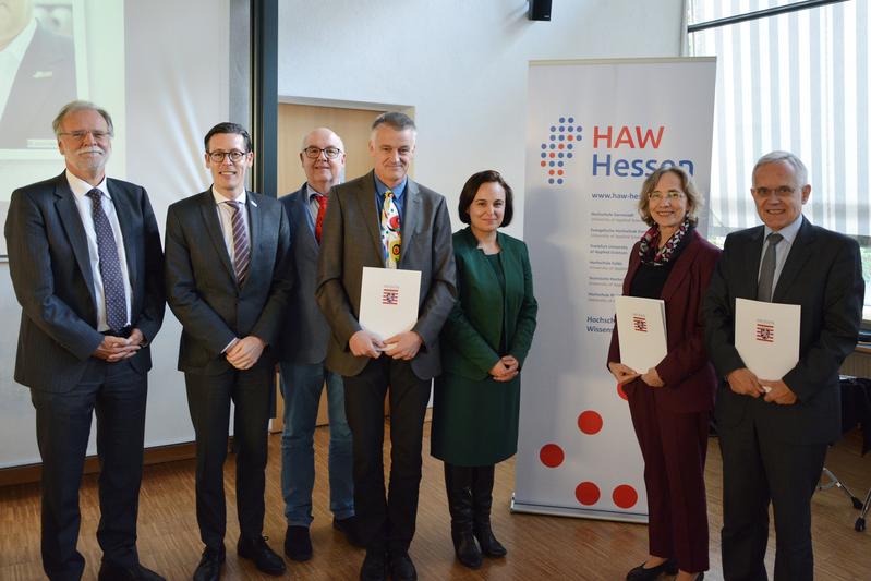 Prof. Dr. Frank E.P. Dievernich (zweiter von links); Prof. Dr. Christoph Busch (Mitte); Prof. Dr. Barbara Klein (zweite von rechts); Prof. Dr.-Ing. Michael Peterek (ganz rechts)