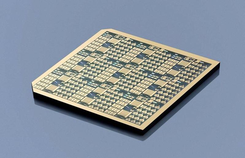 Galliumoxid-Chip mit lateralen Transistor- und Messstrukturen, hergestellt am FBH mittels Projektionsbelichtung. „ForMikro-GoNext“ zielt auf eine vertikale Bauelementarchitektur.
