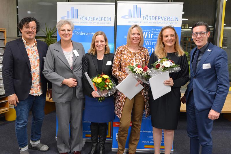 Der Innovationspreis geht an die Professorinnen (v.r.) Petra Rucker-Gramm, Claudia Lüling und Agnes Weilandt. Präsident Dievernich (r.), Petra Rossbrey und Festredner Cachola Schmal gratulieren.