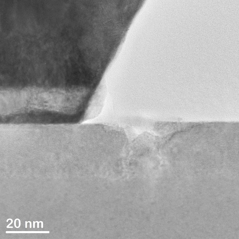 Pitting-Defekt am Gate eines High-Electron-Mobility-Transistors (HEMT) aus GaN. Diese »Grübchenbildung« entsteht durch mechanische Verspannungen und elektrochemische Oxidation.