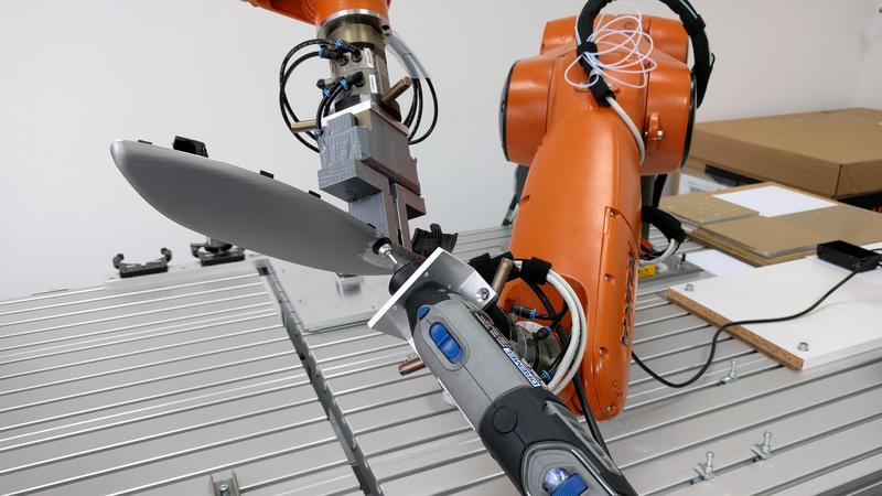 Roboter arbeiten Hand in Hand