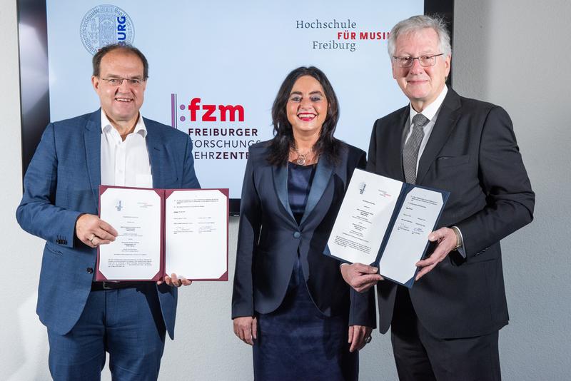 Ludwig Holtmeier, Claudia Spahn und Hans-Jochen Schiewer (von links), präsentieren den Kooperationsvertrag.