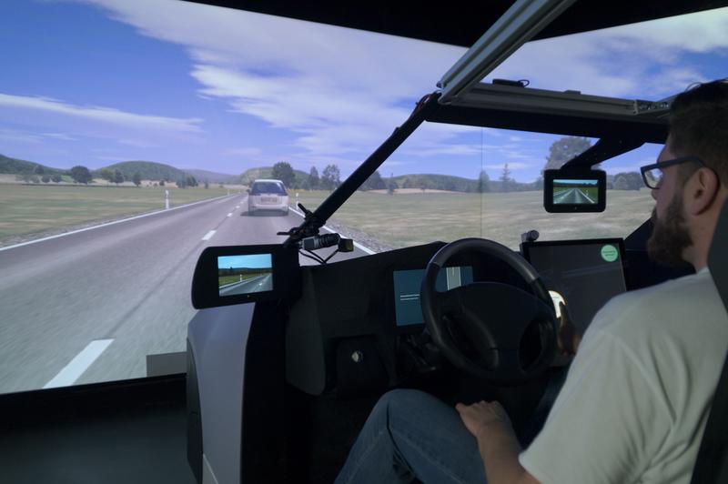 Im Fahrsimulator wurde ein kooperatives System getestet, das von Ulmer Wissenschaftlern für Überholmanöver in hochautomatisierten Fahrzeugen entwickelt wurde 