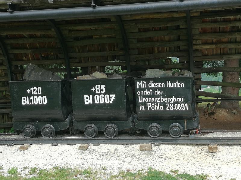 Vor dem Stollen im Bergwerk Pöhla. Im Sommer 1991 wurde der Abbau von Uranerz eingestellt. Einzelne Bergarbeiter der Wismut erhielten den Auftrag, die Anlage zum Besucherbergwerk umzufunktionieren.