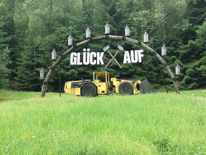 Vor dem Stollen im Bergwerk Pöhla. Im Sommer 1991 wurde der Abbau von Uranerz eingestellt. Einzelne Bergarbeiter der Wismut erhielten den Auftrag, die Anlage zum Besucherbergwerk umzufunktionieren.