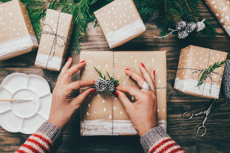 Nur 26 Prozent aller Befragten zwischen 12 und 99 Jahren wollen bei der Verpackung ihrer Geschenke auf umweltfreundliche Materialien wie zum Beispiel Recyclingpapier achten.