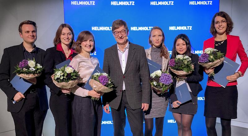 Von links nach rechts: Josua Vieten (DLR), Annegret Grimm-Seyfarth (UFZ), Katrina Meyer (MDC), Otmar Wiestler (Helmholtz-Präsident), Anita Schulz (DLR), Yi-Jen Chen (DESY), Miriam Menzel (FZ Jülich)