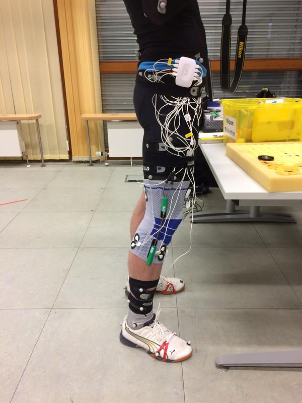 Mobile Sensoren messen die Bewegung des Kniegelenks. Die Messwerte bilden die Trainingsdaten für Algorithmen des maschinellen Lernens, um die Belastung des Kniegelenks schätzen zu können. 