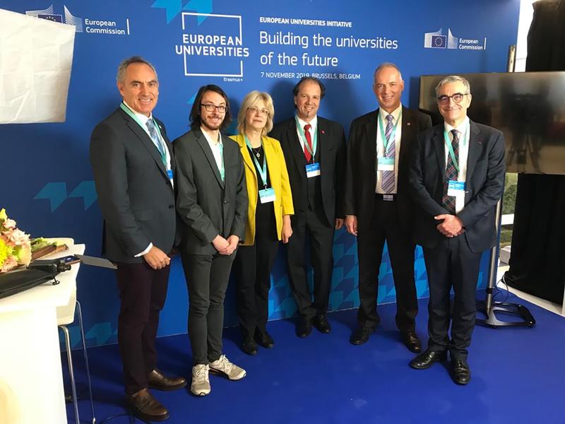 Kick-off der European Universities in Brüssel: (v.l.) Carles Padilla Carmona (València), Fabian Stephan (JGU), Ina Druviete (Riga), Stephan Jolie und Georg Krausch (JGU), Alain Bonin (Dijon)