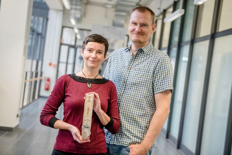 Ola Kwiecien und Sebastian Breitenbach rekonstruieren am Bochumer Institut für Geologie, Mineralogie und Geophysik das Klima der Vergangenheit.