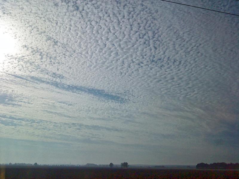 Dünne Wolkenschichten in der Region Leipzig (bei Bitterfeld, 21.09.2013).