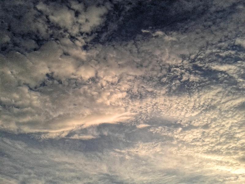 Dünne Wolkenschichten in der Region Leipzig (bei Melpitz/Torgau, 23.10.2013).